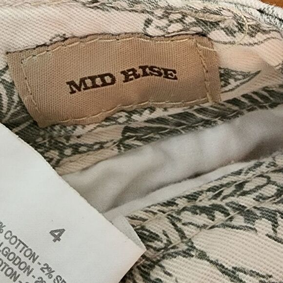 NINE WEST VINTAGE AMERICA MID RISE SHORTS OFF WHITE AND GREEN FLORAL SIZE 4 - Picture 4 of 6